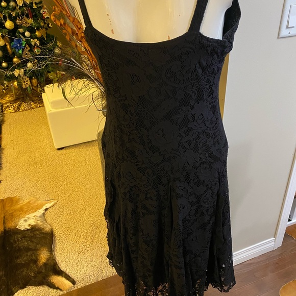 Black lace dress size Medium. - Picture 4 of 12